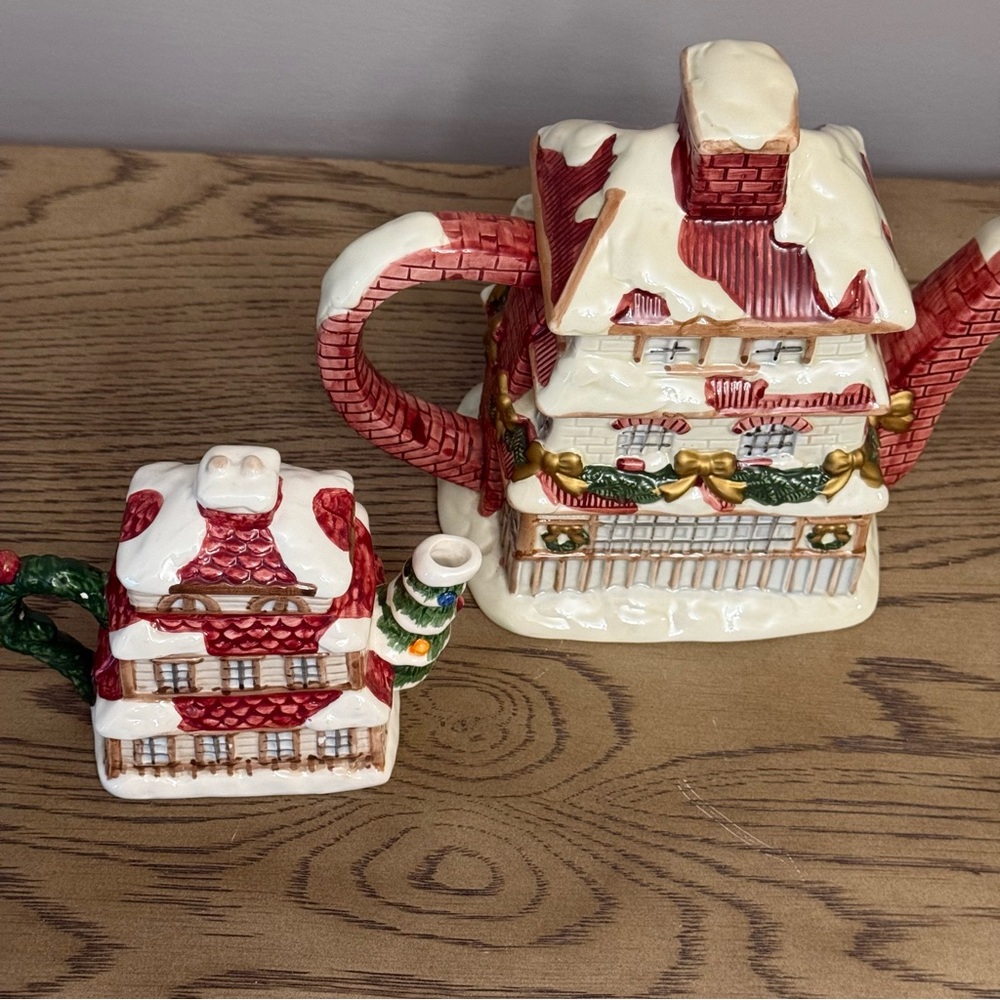 Fitz and Floyd Dickens Christmas Village Windsor Teapot and Creamer - Picture 5 of 11